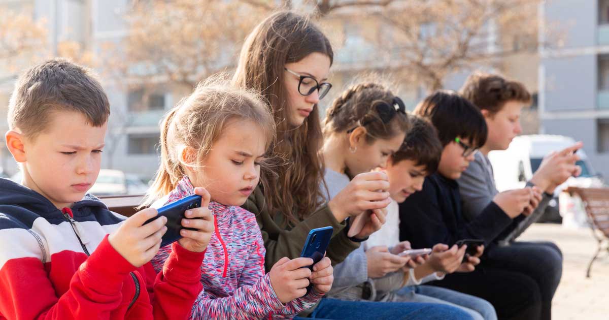 Un copil folosește telefonul într-o imagine despre interzicerea rețelelor sociale pentru minorii sub 15 ani în Grecia