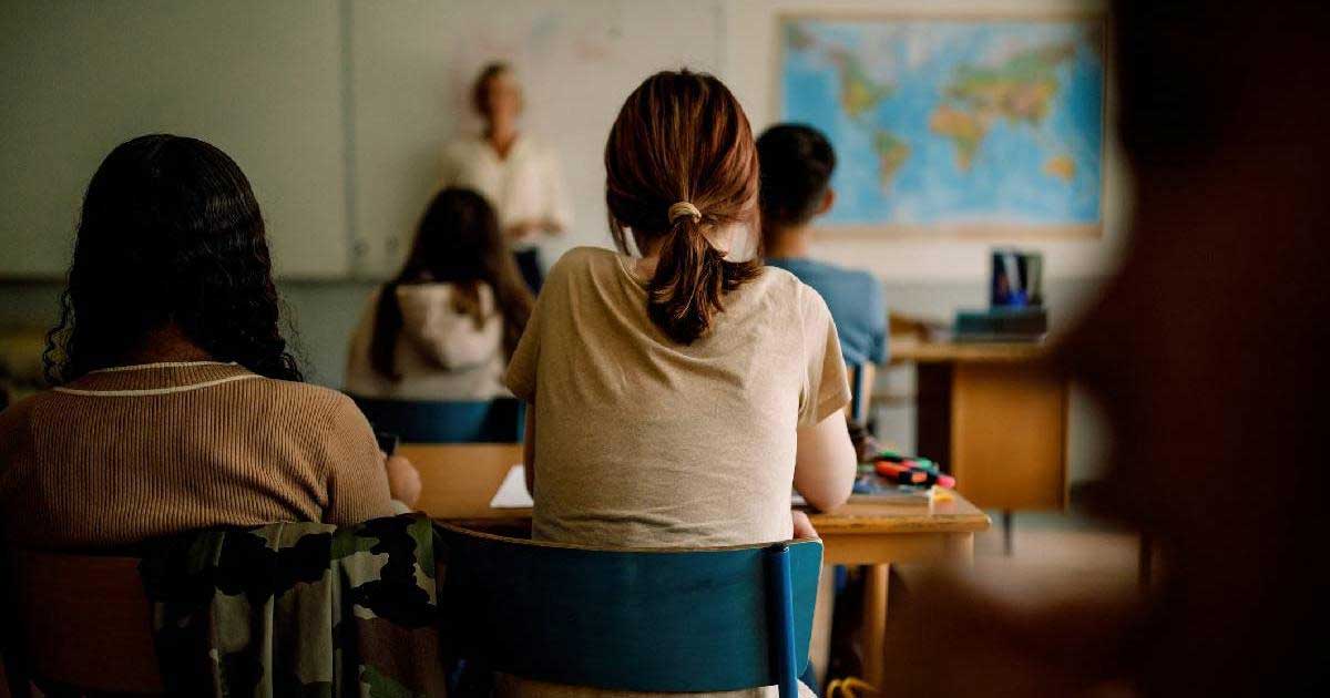 Elevi români într-o clasă a unei școli cu predare în limba română din regiunea Cernăuți, Ucraina, discută despre legea minorităților