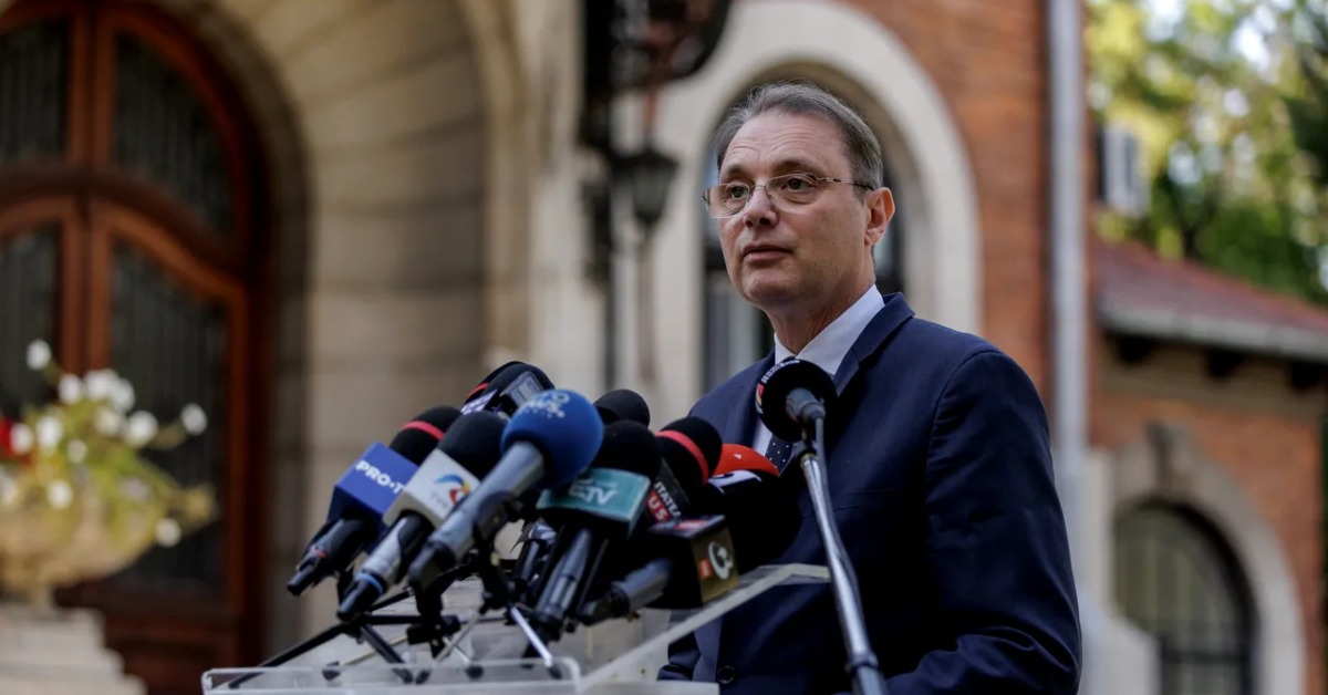 Luca Niculescu, premier desemnat, vorbind în fața jurnaliștilor despre acordul politic de sprijin pentru viitorul guvern