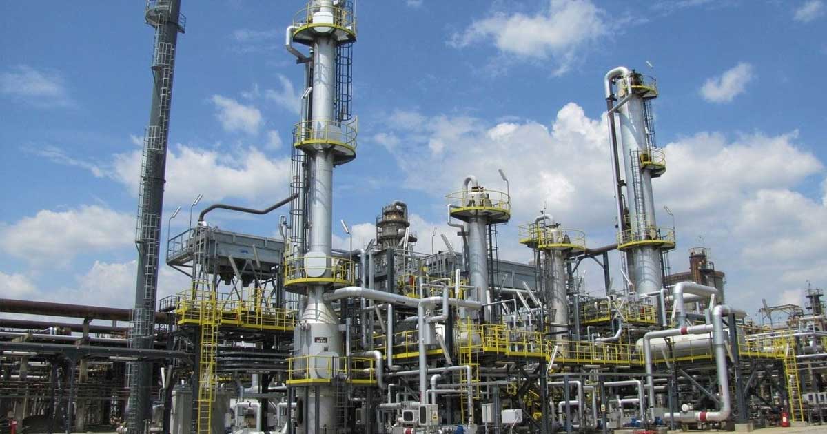 Cisterne și rafinărie de petrol în Rusia, simbol al înțelegerii privind motorina rusească anunțate de Donald Trump și Vladimir Putin