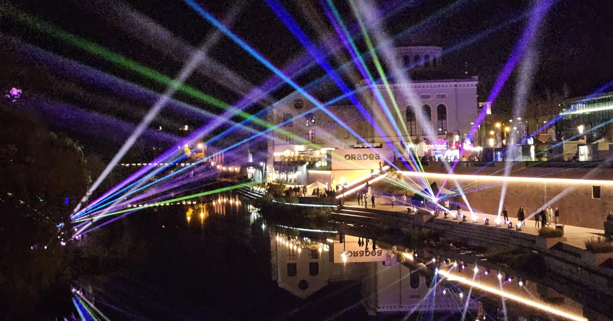Scenă în aer liber și public la Oradea Festifall, festivalul organizat în centrul Oradiei de Ziua Orașului