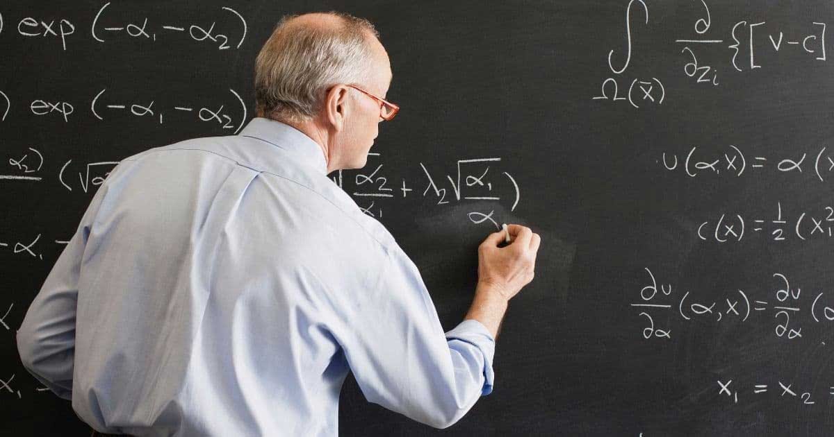Profesor la catedră într-o sală de clasă din România, date OCDE despre ore de predare și posturi neocupate