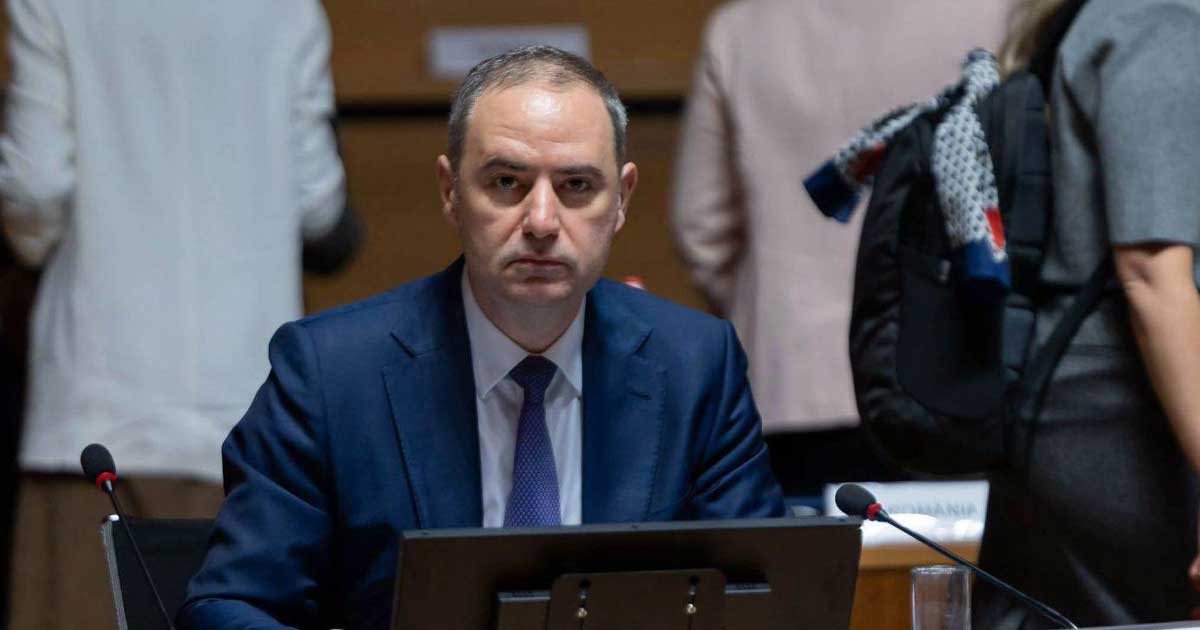Alexandru Nazare, ministrul interimar al Finanțelor, în sala reuniunii ECOFIN de la Luxemburg, în dezbaterea pachetului MISP