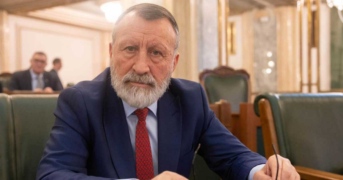 Senatorul Paul Stănescu vorbește la o conferință de presă a PSD, într-un cadru oficial, într-un context politic tensionat