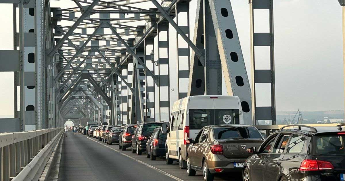 Mașini la trecerea Podului Prieteniei dintre Giurgiu și Ruse, unde taxa a fost eliminată pe sensul spre Bulgaria