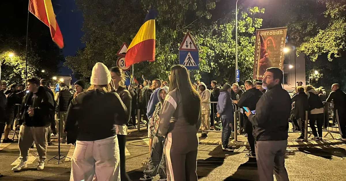 Susținători ai lui Călin Georgescu la protest la Arestul Central din București, cu steaguri tricolore, 30 septembrie 2026
