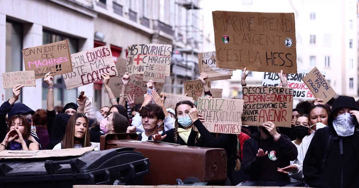 Liceeni francezi protestează în fața unui liceu din Paris, sub supravegherea poliției, în timpul protestelor elevilor din Franța, octombrie 2026