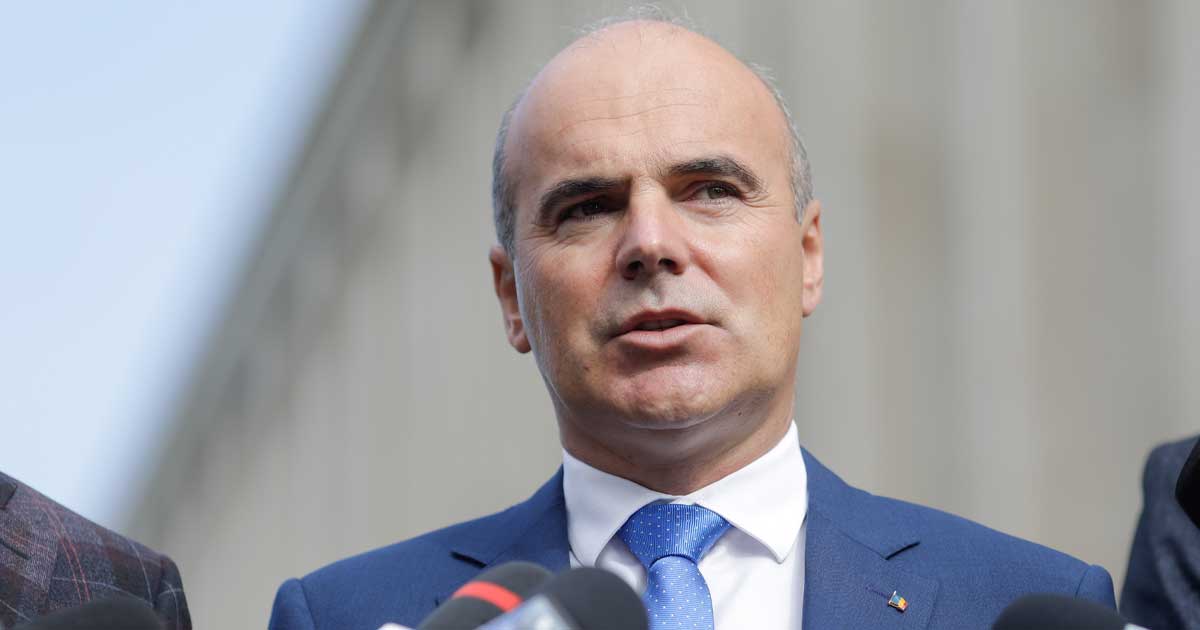 Rareș Bogdan, europarlamentar PNL, vorbind la o conferință de presă despre guvernul Niculescu și criza politică de la București