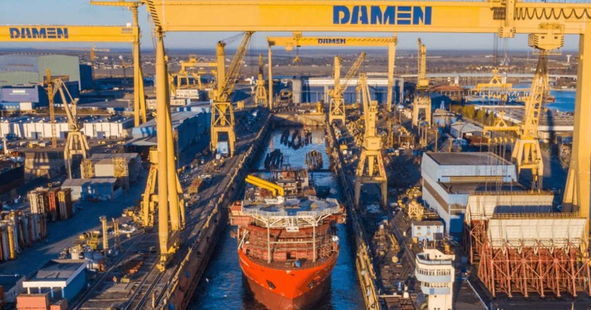 Macarale și hale industriale ale Șantierului Naval Mangalia, la malul Mării Negre, loc de construcție pentru nave militare