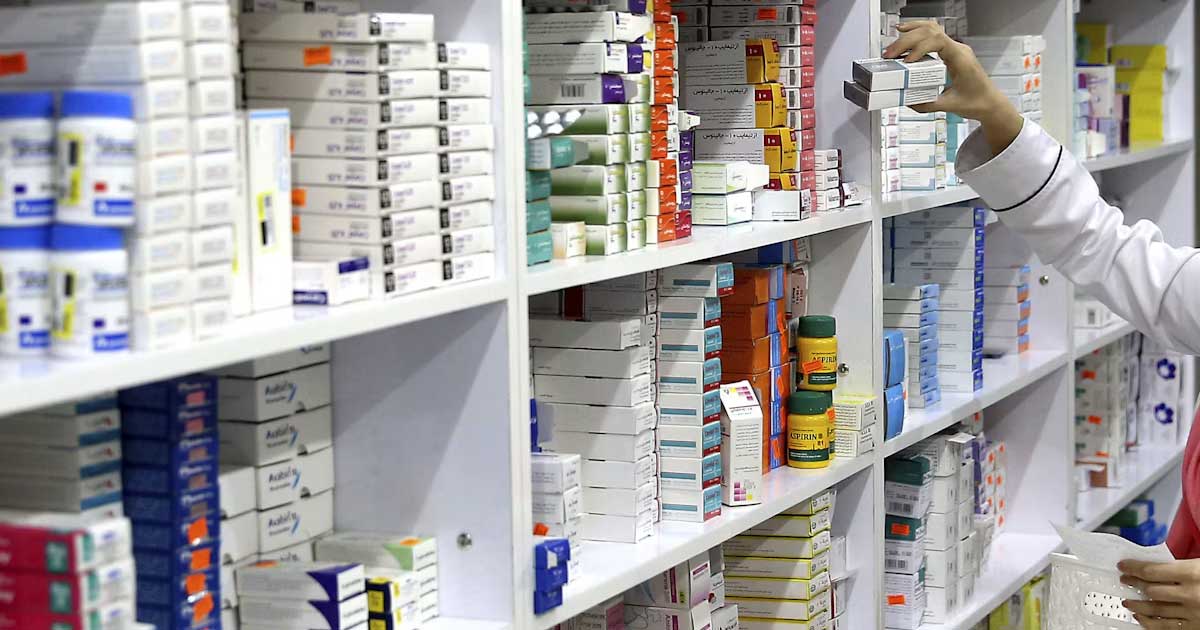 Rafturi cu medicamente într-o farmacie din România, imagine ilustrativă pentru auditul privind stocurile de medicamente