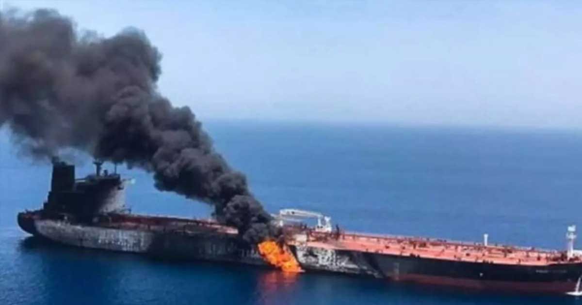 Tanc petrolier în Strâmtoarea Ormuz, unde un proiectil necunoscut a provocat un incendiu la bord, 1 octombrie 2026