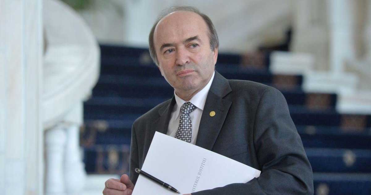 Tudorel Toader, fost ministru al Justiției, în platoul unei emisiuni, discutând despre suspendarea lui Nicușor Dan